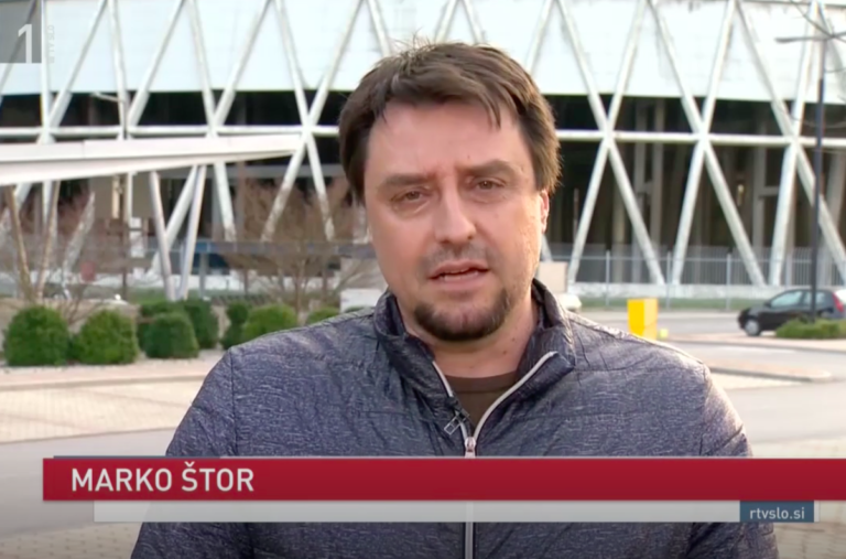 Z mikrofonom javne RTV v roki se norčuje iz moža, ki so ga ugrabili migranti