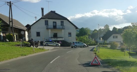 Počilo med vozilom in motoristom