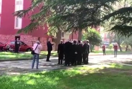 VIDEO: Turista v Izoli prebudile partizanske pesmi! Srbi mislijo, da tako pač 1. maj praznujemo v Sloveniji
