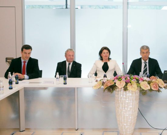 VIDEO: Šarčeva ekipa v nizkem startu na 2. tir: Ministrica Bratuškova si mane roke, šef kabineta Pavlič pa že ima s.p.