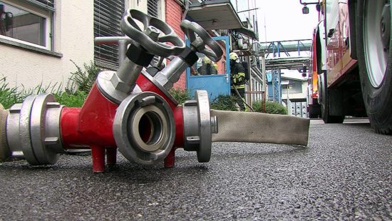 Napovedi so se uresničile, gasilci pred vodo sinoči reševali številne domove