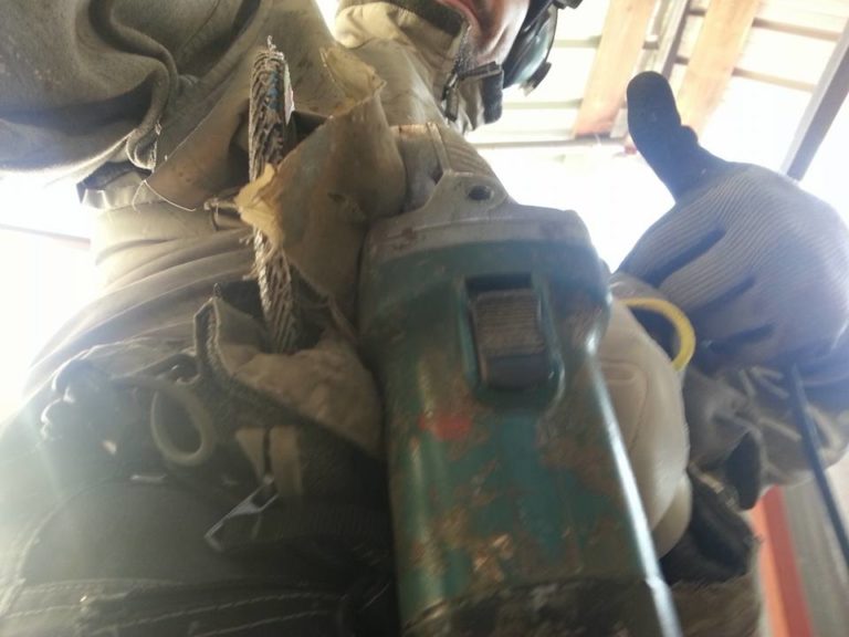 Huda nesreča s kotno brusilko: poškodovan v predelu glave