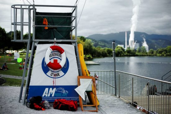 Koncert in skoki v vodi odpovedali! Na plaži ob jezeru umrl 22-letni fant
