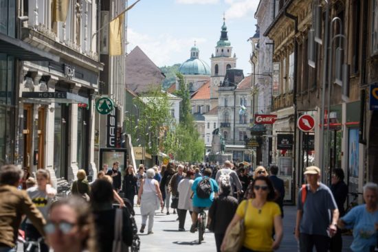 Sredi belega dne obrožen rop sredi prestolnice, bilo je več storilcev