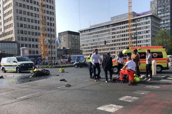 FOTO: Reševalec na motorju, ki je obležal v križišču, šteje 26 let