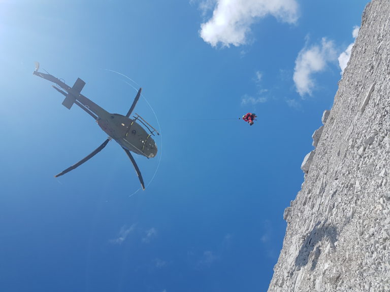 18-letnici se je v steni Ojstrice odtrgal oprimek, zgrmela je v globino