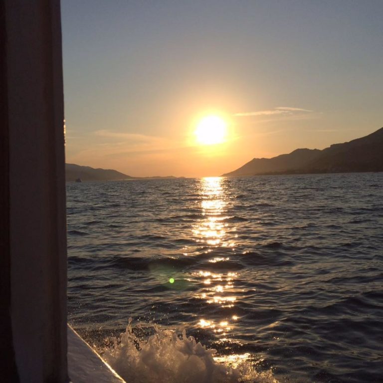 V morju med otoki zagledali truplo ustreljenega moškega