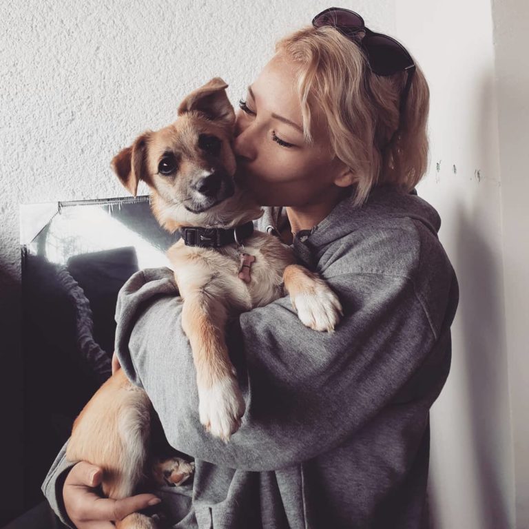 Maruša iz Velenja je atraktivno dekle: Obupana je napisala, kaj so ji trije moški počeli na sprehodu s psom