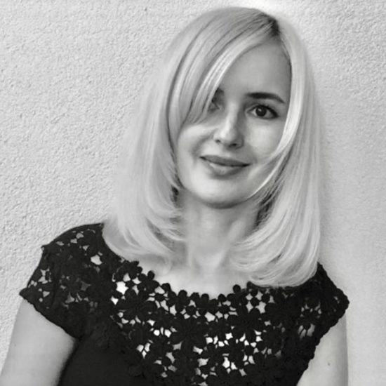 Znani politik zjutraj srečal brutalno pretepeno sodnico: Na vozičku je…