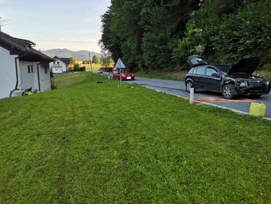 FOTO: To so grozljivi prizori, avto je odbilo v stanovanjsko hišo