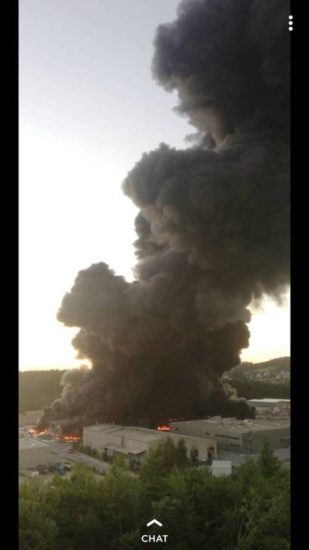 VIDEO: Policija izdala nov poziv: Zapustite območje, lokalni opazovalci: “Ekološka katastrofa!”