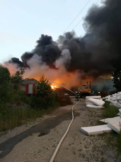 FOTO: Zjutraj zagorela deponija gum, prebivalce pozivajo, naj v obrambo pred snovmi, škodljivimi za zdravje, zapirajo okna in ugasnejo klimatske naprave