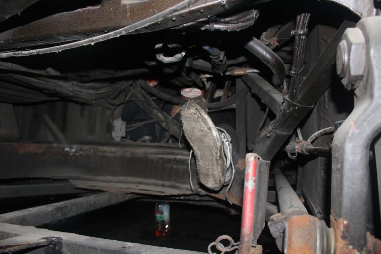 FOTO: V podvozju avtobusa posneli strašen prizor