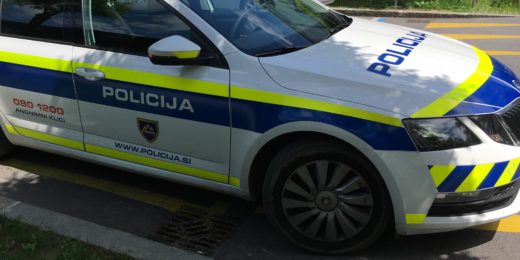 S sekirami napadli policijski avtomobil, storilec je medtem pobegnil
