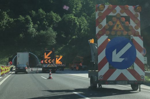 Nesreča med predoroma, skupilo jo je tudi vozilo za ponesrečenim, nastaja zastoj
