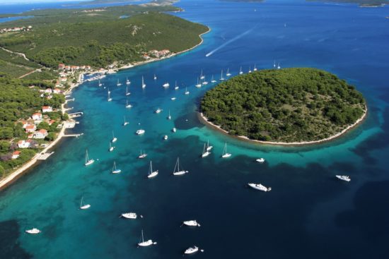 Pet Slovencev udeleženih v pretepu! Ne boste verjeli, kaj je stroril natakar na hrvaškem otoku