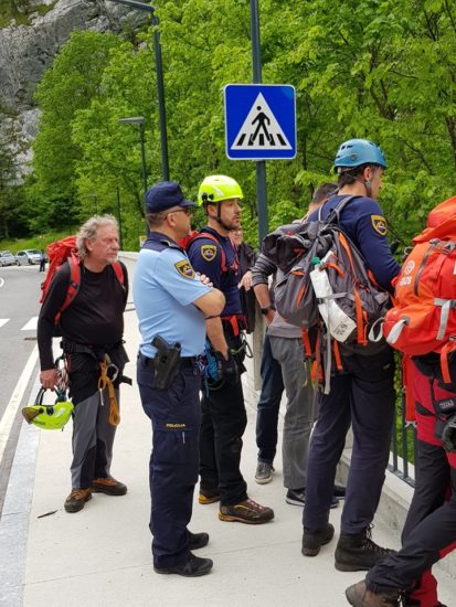 Strašne okoliščine: Peško iz skupine z avtom porinil prek zidu v prepad