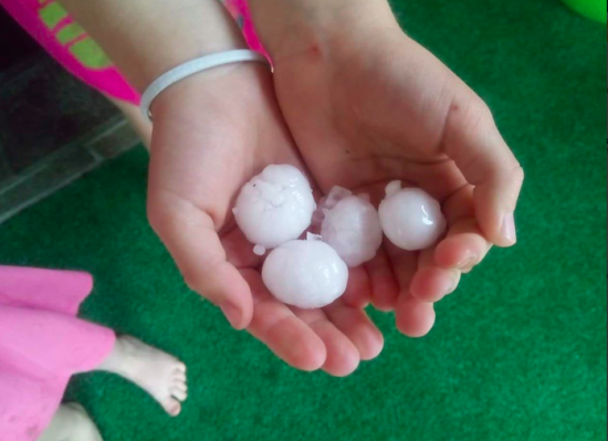 Grozi debela toča: Slovenija v oranžnem, nad Ljubljano že rdeča