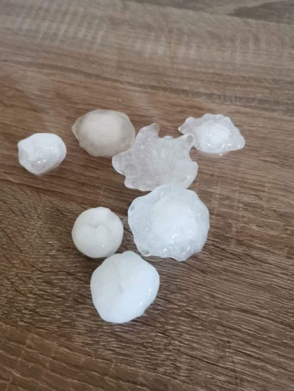 VIDEO: Bobnelo je in uničevalo: Velika toča zadela dele države