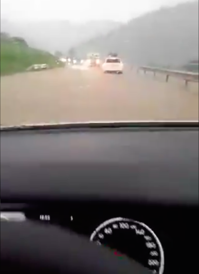 VIDEO: Nebo se je odprlo, prihajajo posnetki nalivov, ki so popoldne potapljali ceste, in toče