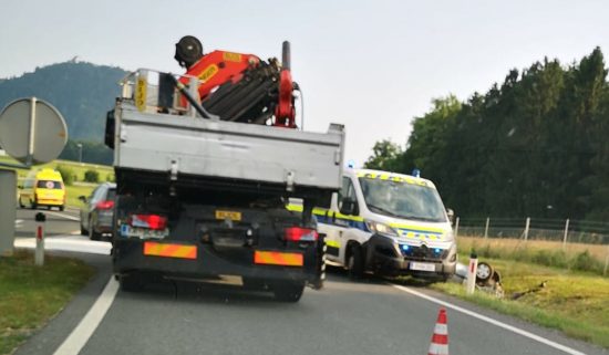 Huda nesreča motorista: vozilo morali dvigniti z dvigalom