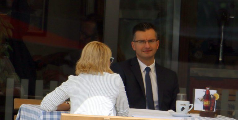 FOTO: Posnetek predsednika vlade Marjana Šarca z žensko, ki ni njegova žena, buri omrežja