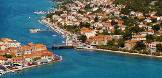 To se je pijanemu Slovencu zgodilo v hrvaškem pristaniškem mestecu: boril se je za življenje, hišo našel po naključju