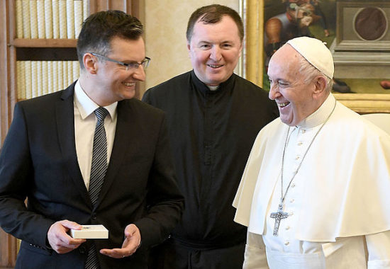FOTO: Kaj se dogaja s Šarčevim zakonom?! Veljala je za “eno njegovih najbolj zvestih deklet,” zdaj jo je peljal k papežu!