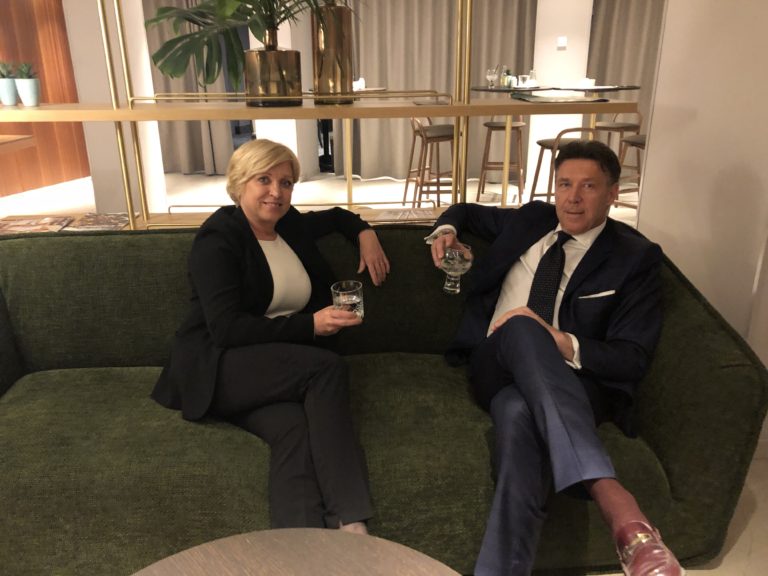 FOTO: Znana političarka ujeta v intimni atmosferi s sicer ostrim odvetnikom