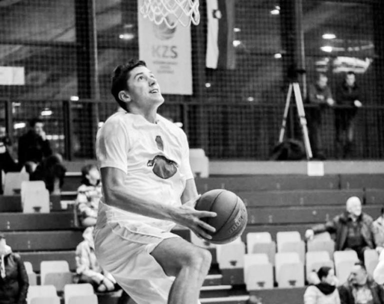 Slovenska košarka ovita v črno, umrl je mladi košarkaš: Bil je človek, ki si ga vsak trener želi imeti v ekipi