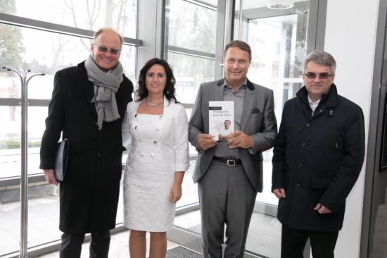 FOTO: Ko se je 2016 poročil, sta bila med svati Katarina Kresal in Miro Senica, zdaj je slišati, da je najresnejši kandidat za prvega nadzornika Telekoma