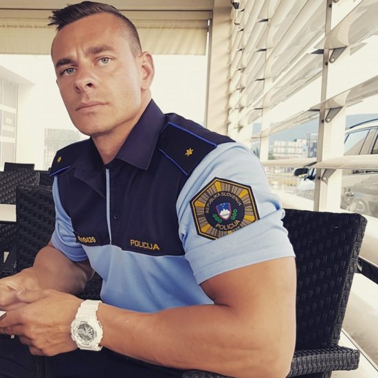 FOTO: Veljal je za junaka, zdaj odpuščeni policist Kustec, ki je opozarjal, kako v državi izgine 130 milijonov evrov, sprašuje…