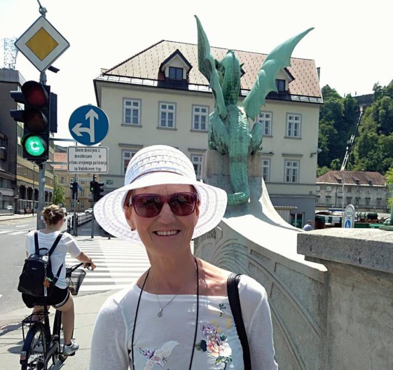 FOTO: Ni še dolgo, kar se je slikala na Zmajskem mostu, sedaj je umrla pod kolesi motorista! Babica Vesna žrtvovala sebe, da je rešila vnuka