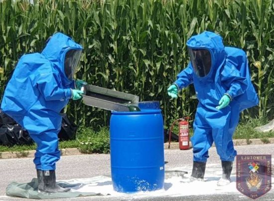 FOTO: Panika pri Ljutomeru, iztekala je korozivna klorovodikova kislina