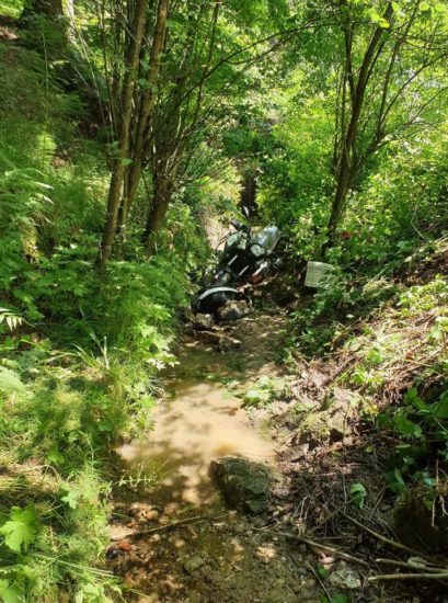 Z motoristom (18) hudo, po trku ga je odbilo v drevo