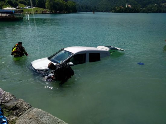 FOTO: Na Bledu vozilo v jezero, pri tem je povozilo žensko