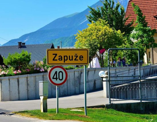 Huda nesreča motoristke: na pomoč helikopter