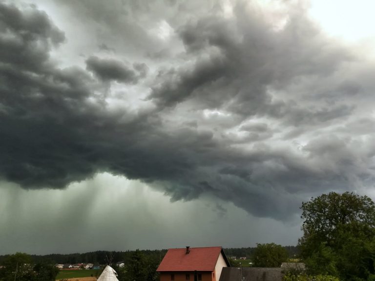 Nevihte so vse bližje, nalivi lahko prinesejo sodro ali manjšo točo