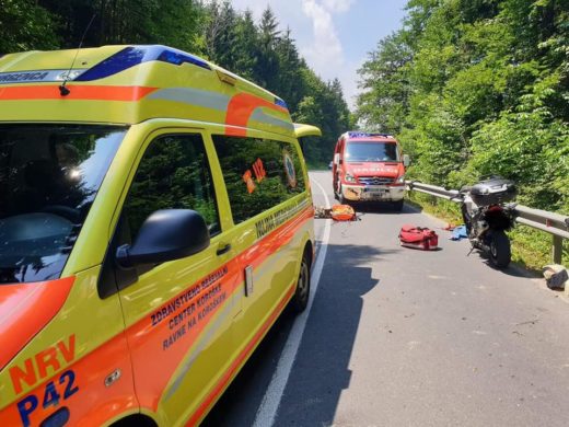 Nesreča motorista, na pomoč gasilci in reševalci