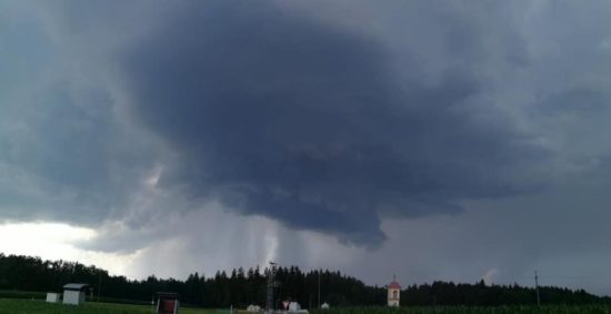 Slovenija v primežu vremenske ujme: bliska, grmi, tisoči brez elektrike