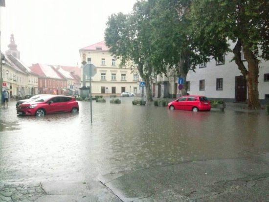 VIDEO: Najstarejše slovensko mesto spet razdejalo neurje z močnim vetrom, na terenu vsi razpoložljivi gasilci