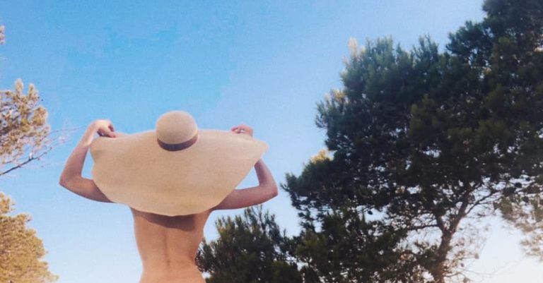 FOTO: Priljubljena slovenska youtuberka odvrgla vsa oblačila in pokazala svojo …