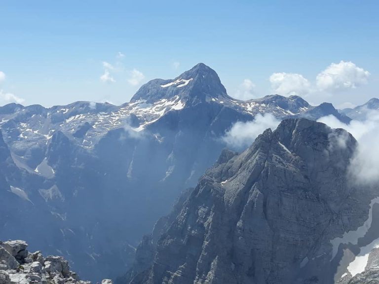 Na grebenu pod Triglavom zvečer zaradi teme obtičali štirje planinci