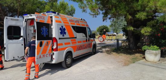 FOTO: Rešilec na poti na pomoč na plažo obtičal pred zapornico