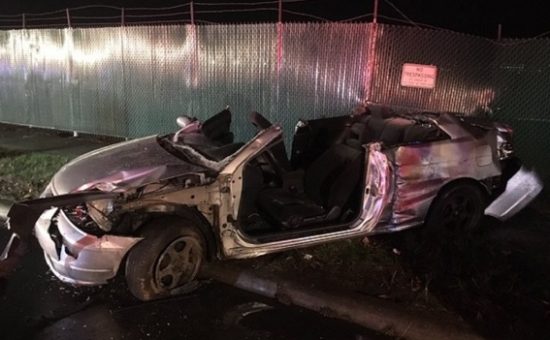 Ob 4.06 na avtocesti! Avto na ograji, pet oseb ob njem