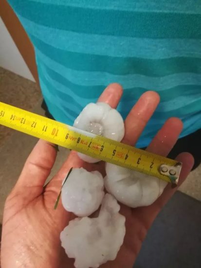 FOTO: Kljub izvajanju protitočne obrambe padla tako debela toča