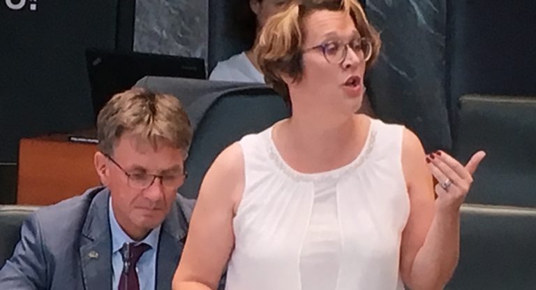 FOTO: Šarčeva poslanka objavljala v stilu resničnostne zvezdnice, potem pa vznemirjena omenila možnost predčasnih volitev: “bodo sodili volilci cez 3 leta ali prej?”