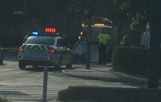 FOTO: V nesreči udeleženo policijsko vozilo, motoristko odpeljali