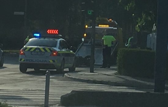 FOTO: V nesreči udeleženo policijsko vozilo, motoristko odpeljali