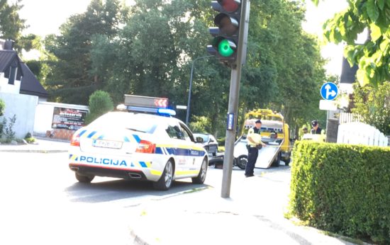 FOTO: Motoristka v naselju v policiste